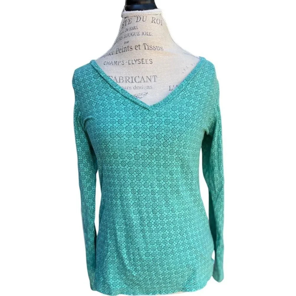 Super cute long sleeve Patagonia Organic Cotton top v neck Medium